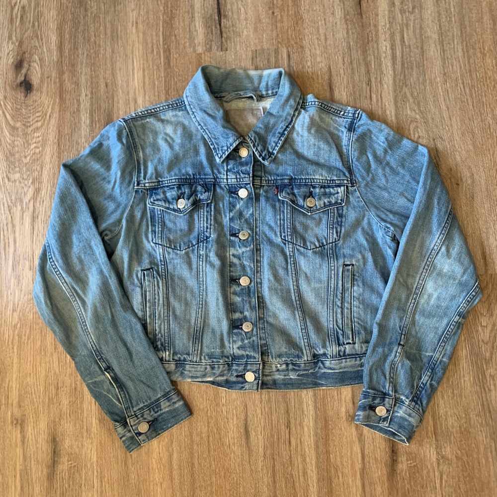 Super cute Levi's baggy denim trucker jacket in medium wash - size small womens